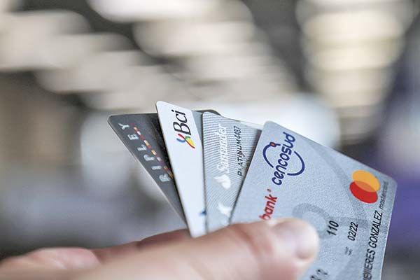 Ad portas de las vacaciones de invierno: las estrategias de la banca en el negocio de tarjetas de crédito