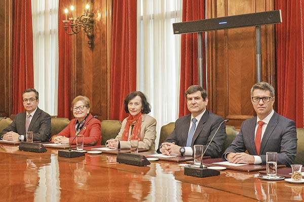 <p>Banco Central mantiene la tasa por cuarta reunión consecutiva y reconoce incertidumbre por ataques entre Irán e Israel</p>