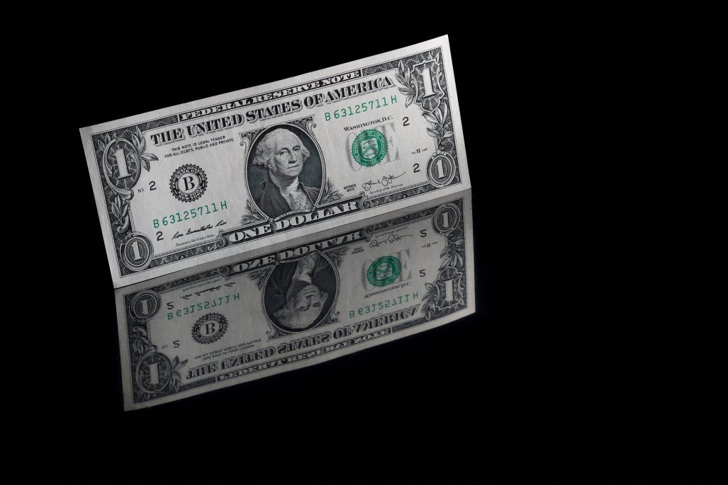 Dólar se ajusta a la baja en medio de tensiones internacionales