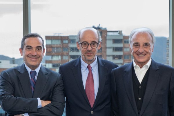 Rodrigo Roblero, gerente General DCV, Guillermo Tagle, presidente del Directorio DCV y Sergio Concha, director DCV