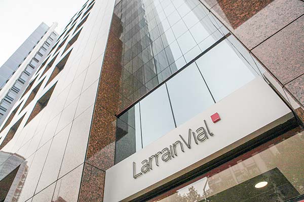Caso Factop: ejecutivos imputados de LarrainVial logran suspensión de procedimiento por un año tras acuerdo con Fiscalía