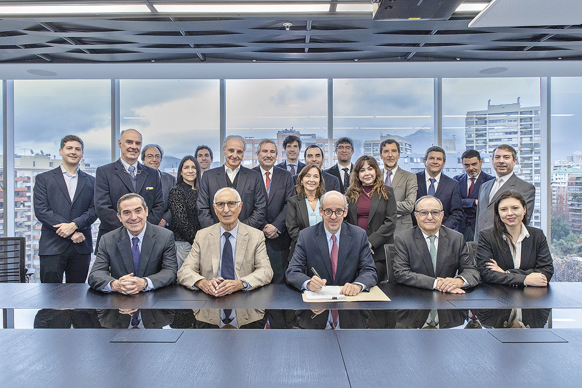 <p>Sentados: Rodrigo Roblero, gerente General DCV, Nicolás Majluf, fundador RiskAmerica, Guillermo Tagle, presidente Directorio DCV, Gonzalo Cortázar, fundador RiskAmerica y Paula Donoso, gerente Comercial RiskAmerica. De pie: equipos legales, gerenciales y directivos de RiskAmerica y del DCV.</p>