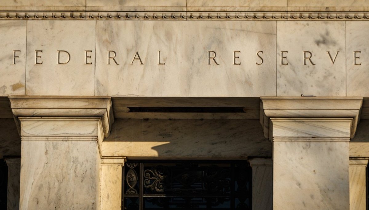 Reserva Federal mantiene tasas, ajusta proyecciones de recortes futuros