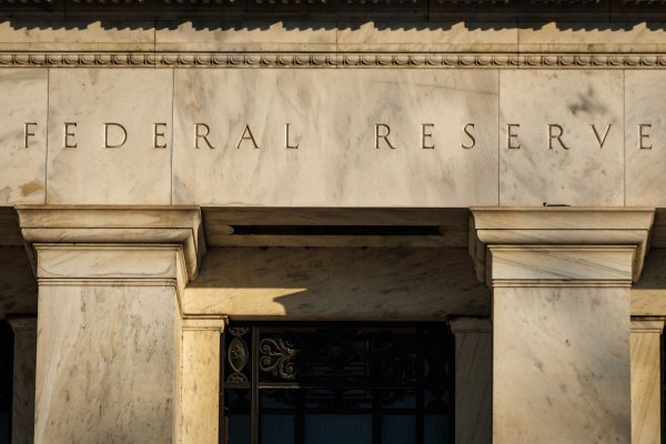 <p>Reserva Federal mantiene la tasa de interés sin cambios, pero ahora prevé menos recortes para 2026 y 2027</p>