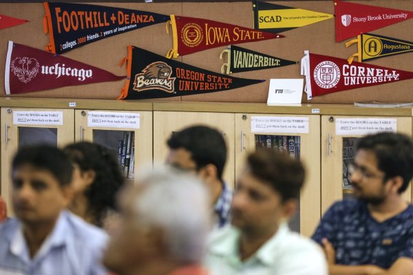 <p>Gobierno de Estados Unidos ordena a sus embajadas en todo el mundo reanudar las citas para visados de estudiante</p>