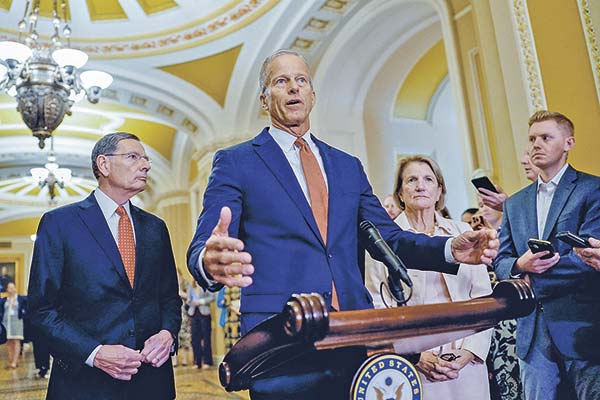 <p>El jefe de la bancada de senadores republicanos, John Thune, tiene hasta el viernes 27 de junio para lograr que el Senado apruebe la reforma tributaria y fiscal de Trump. Foto: Reuters</p>