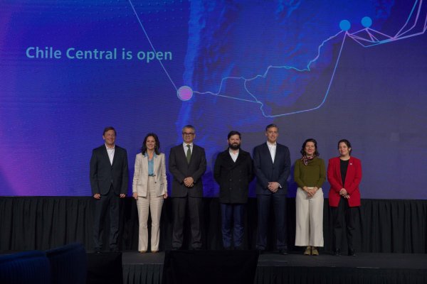 <p>Al anuncio asistieron, entre otros, el Presidente Gabriel Boric y el presidente de Microsoft Latinoamérica, Tito Arciniega.</p>