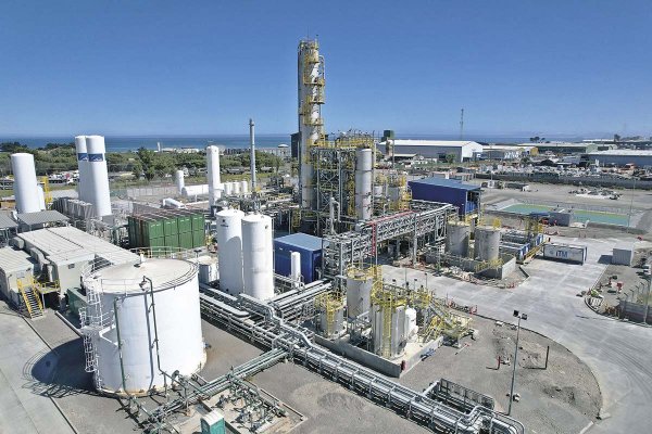 Líder belga-brasileño en producción de agua oxigenada pone el ojo en Chile