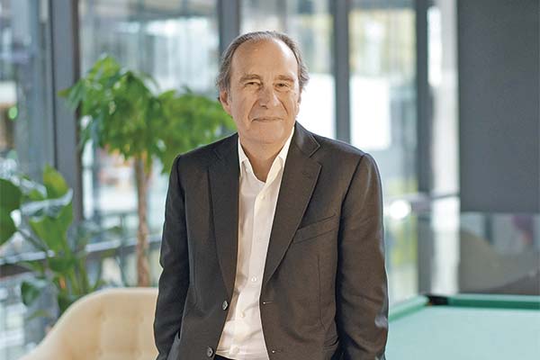 <p>El magnate francés tras la expansión de Millicom en América Latina</p>