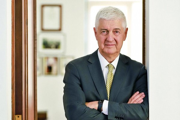 <p>El incombustible estilo de Javier Etcheberry en el SII</p>