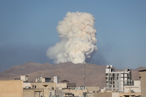 <p>Una explosión en las cercanías de Teherán. (Foto: Reuters)</p>