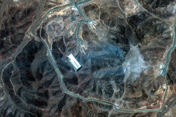 <p>Una vista satelital muestra una descripción general del complejo subterráneo de Fordow, después de que Estados Unidos atacara la instalación nuclear subterránea</p>