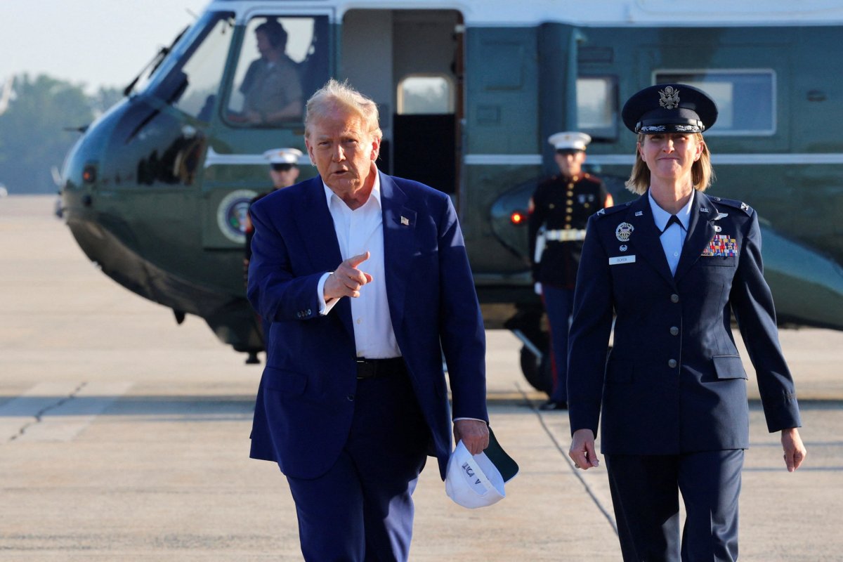 <p>Trump junto a la comandante de la Fuerza Aérea, la coronel Angela Ochoa, antes de abordar el Air Force One hacia la cumbre de la OTAN en La Haya. (Foto: Reuters)</p>