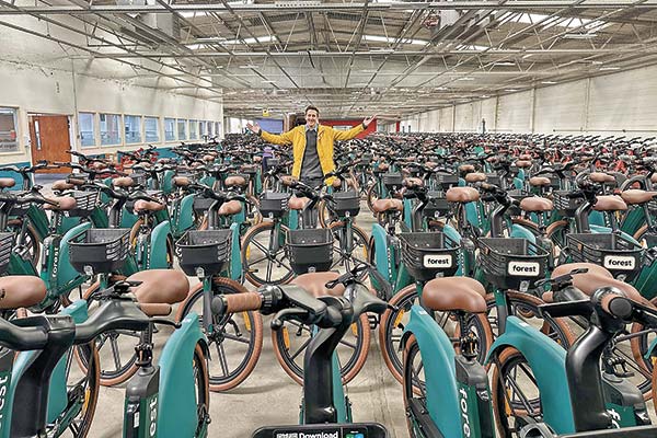 Agustín Guilisasti, CEO y cofundador de Forest, arrendó una exfábrica de Rolls-Royce para ensamblar sus ebikes.