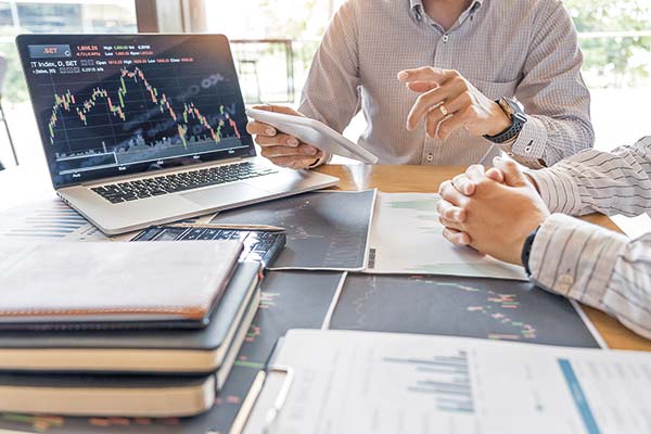 Los activos que están priorizando los inversionistas chilenos en busca de retornos, según Schroders
