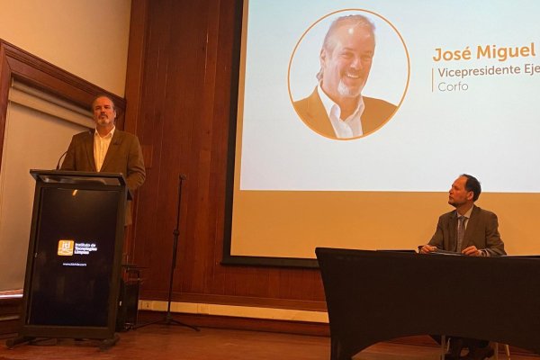 El vicepresidente Ejecutivo de Corfo, José Miguel Benavente, en el podio, durante la firma del convenio. Foto: Corfo