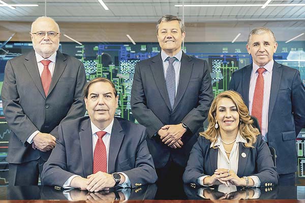 <p>El Consejo Directivo del Coordinador Eléctrico (arriba) y el ministro de Energía, Diego Pardow (abajo).</p>