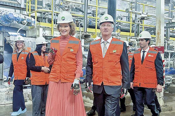 <p>Los reyes belgas durante el recorrido en la planta química de SQM.</p>