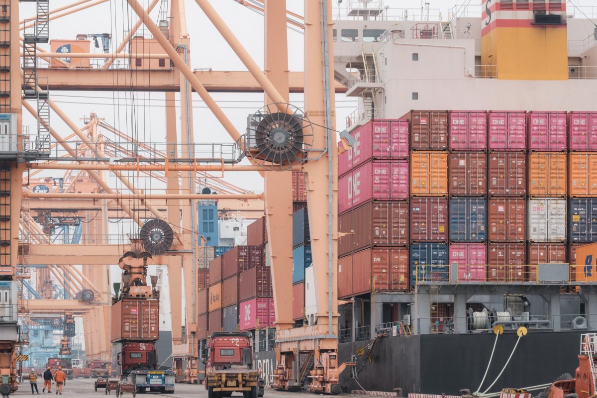 <p>Efecto boomerang: Las exportaciones de EEUU sufren mayor caída desde 2020 tras arremetida arancelaria de Trump</p>