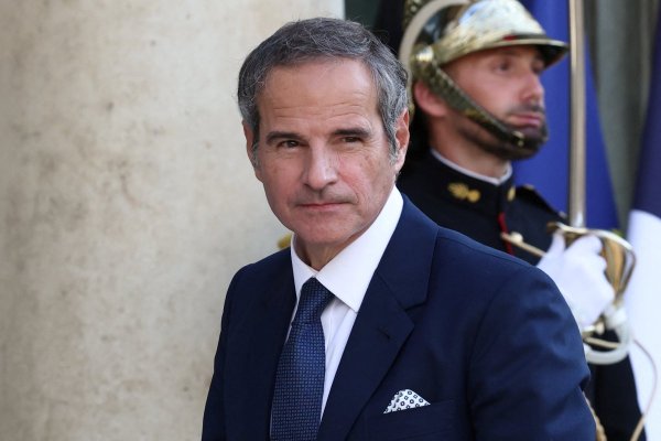 <p>El Director General del Organismo Internacional de Energía Atómica (OIEA), Rafael Grossi, llega a una reunión con el presidente francés, Emmanuel Macron, en París</p>