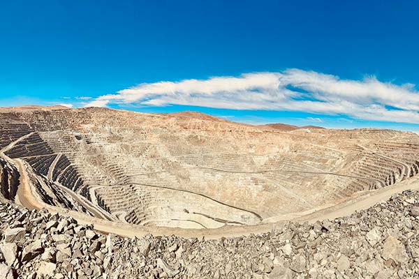 <p>Falta de agua y menores leyes mineras golpean utilidades trimestrales de Collahuasi: ganó US$ 102 millones, 74% menos que en 2024</p>