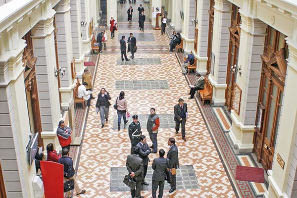 Justicia laboral al límite: demandas de trabajadores por vulneración de derechos más que se duplican en ocho años