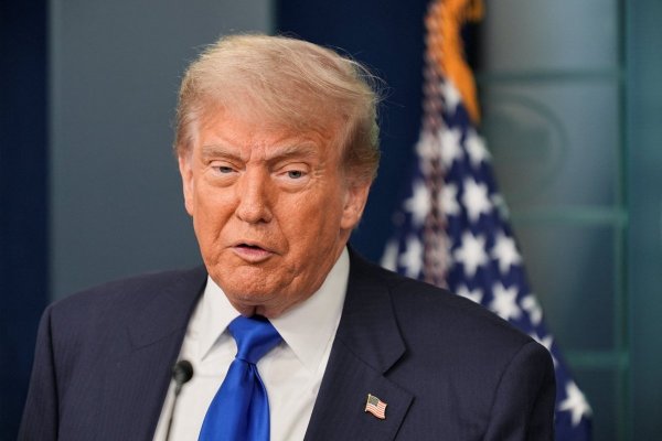<p>Donald Trump afirma que EEUU podría bombardear nuevamente Irán para detener enriquecimiento de uranio</p>