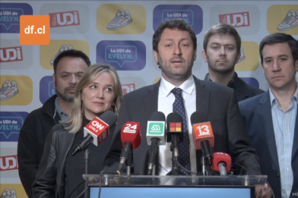 <p>Ahora en DF | UDI por victoria de Jara: “Chile no puede correr el riesgo de que el Partido Comunista entre a La Moneda”</p>