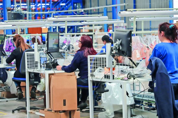 Economistas exponen los riesgos de avanzar hacia un sueldo vital de $ 750 mil