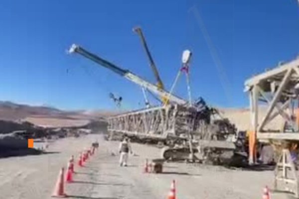 <p>Video: impresionante incidente en montaje de Minera Zaldívar termina con grúa volcada</p>