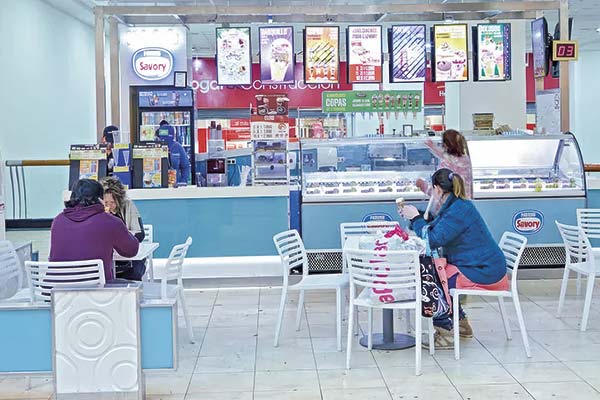 <p>Matriz de heladerías Savory y cadena Pollo Stop busca “alternativas” para mantenerse a flote: opción es vender una marca</p>