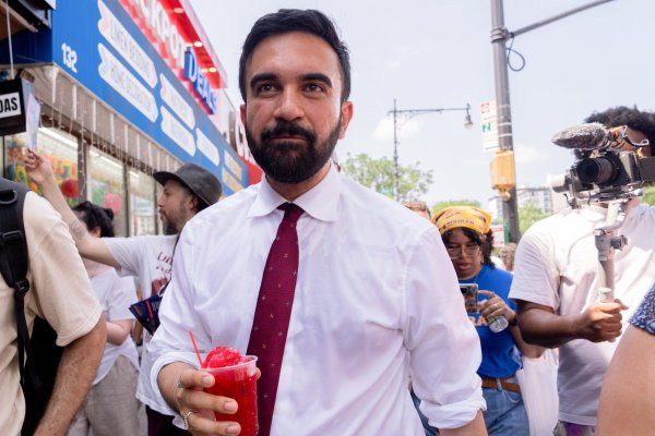 <p>El candidato que Trump llama “comunista lunático” gana primaria demócrata para elecciones a alcaldía de Nueva York, el corazón financiero de EEUU</p>
