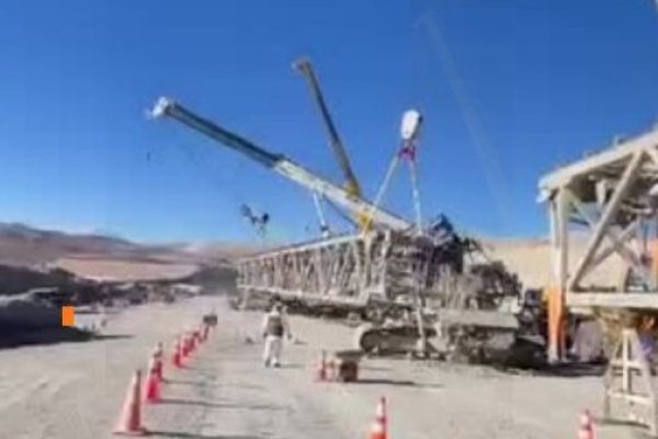 <p>Ahora en DF | Incidente en montaje de Minera Zaldívar termina con grúa volcada</p>