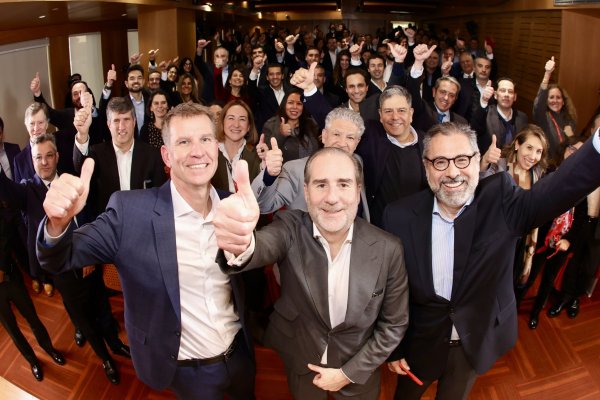<p>Asi fue la bienvenida a Andrés Trautmann como nuevo gerente general y country head de Santander Chile</p>