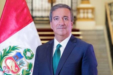 <p>Perú ajusta a la baja crecimiento de economía y busca garantizar operación de petrolera estatal</p>