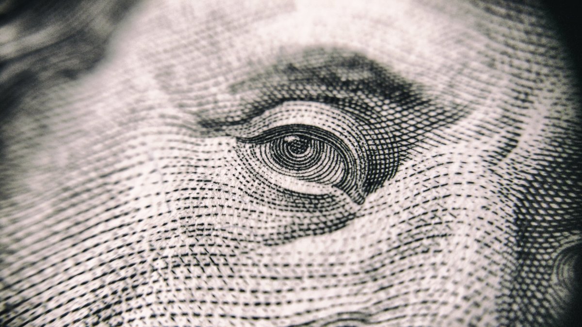 Dólar cae por debajo de $930 mientras el cobre busca máximos históricos