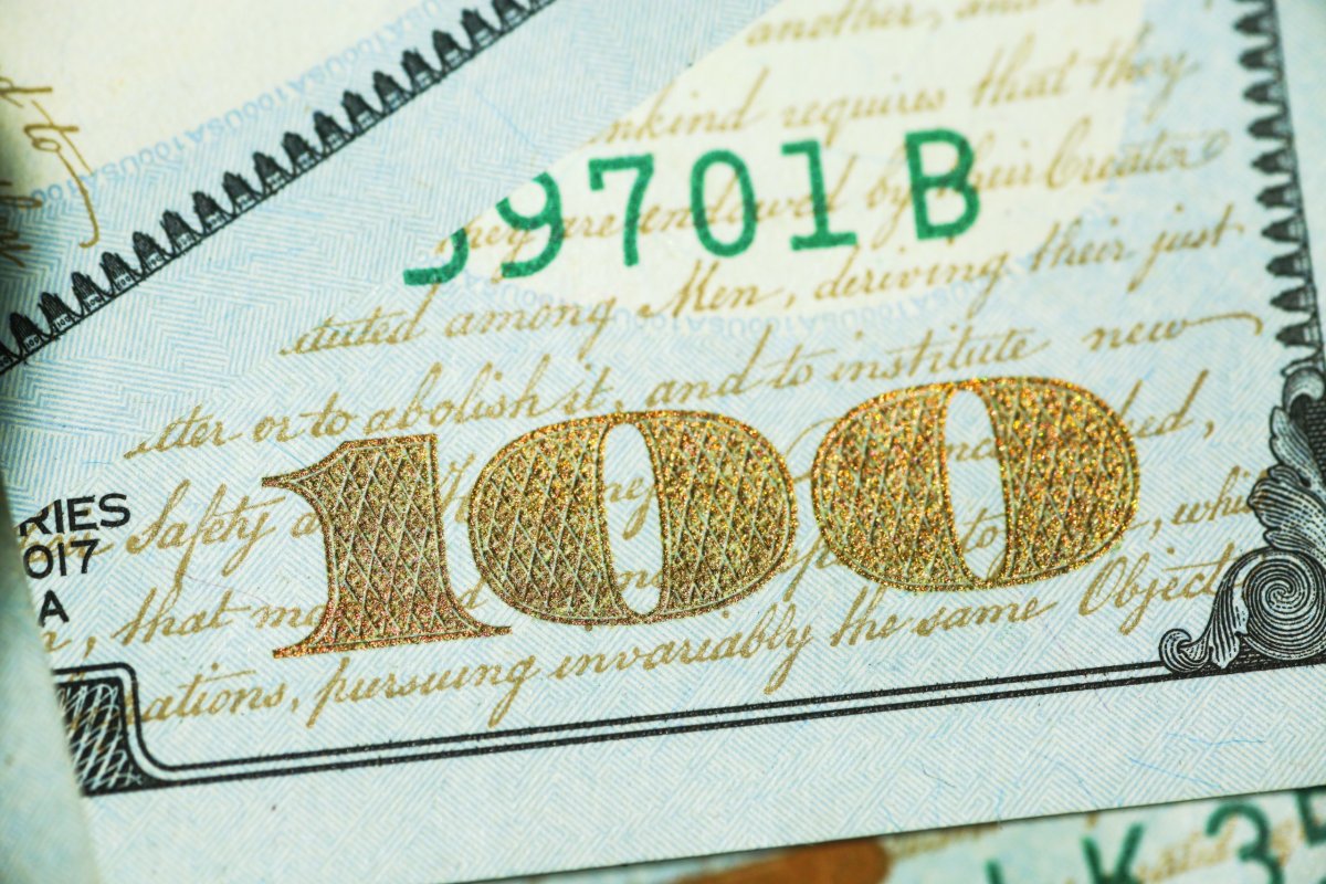 <p>Dólar modera caída tras repunte de tasas de interés en EEUU por nuevos datos económicos y aprobación de proyecto fiscal de Trump</p>