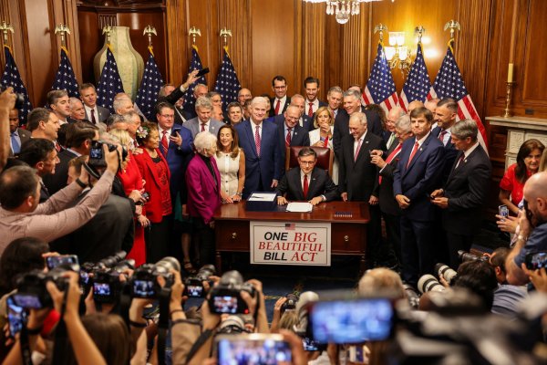 <p>El presidente de la Cámara de Representantes de Estados Unidos, Mike Johnson, se sienta para firmar el amplio proyecto de ley de gastos e impuestos del Presidente de Estados Unidos Donald Trump, en el Capitolio en Washington</p>