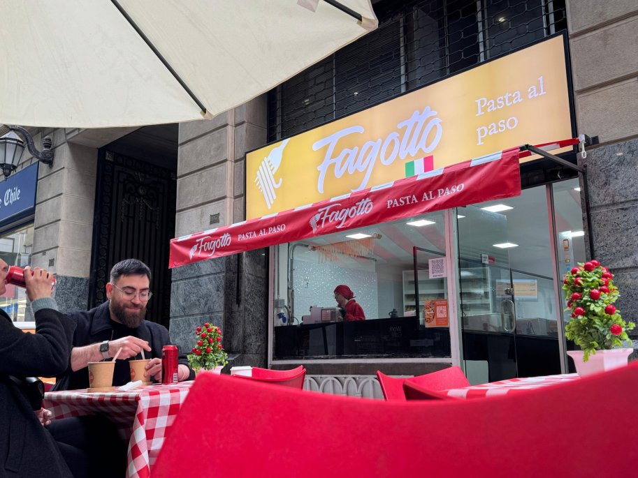 Cadena chilena de pastas al paso planea expansión internacional tras exitoso debut.