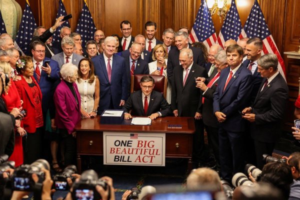 <p>El presidente de la Cámara de Representantes de Estados Unidos, Mike Johnson, se sienta para firmar el amplio proyecto de ley de gastos e impuestos del Presidente de Estados Unidos Donald Trump, en el Capitolio en Washington</p>