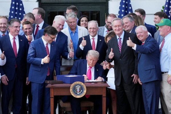 <p>Ya es oficial: en una ceremonia en la Casa Blanca, Trump firma y promulga a ley su polémica mega reforma fiscal</p>