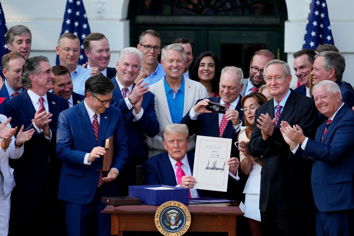<p>Ya es oficial: en una ceremonia en la Casa Blanca, Trump firma y promulga a ley su polémica mega reforma fiscal</p>