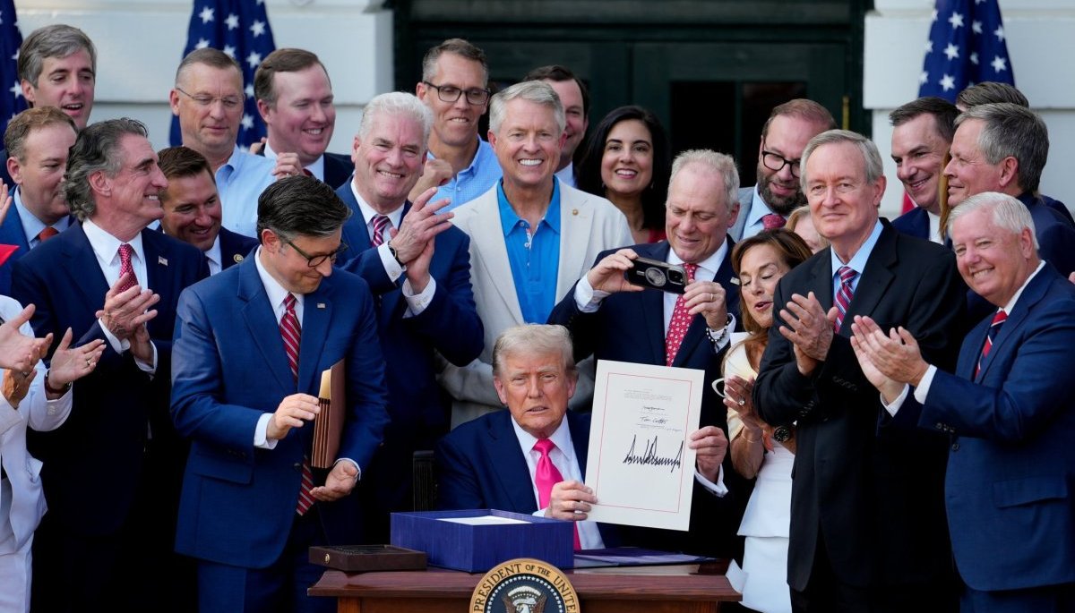 Ya es oficial: en una ceremonia en la Casa Blanca, Trump firma y ...