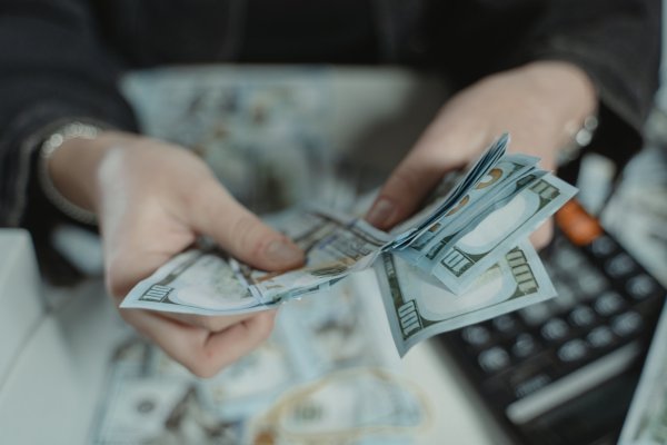 <p>Dólar gana terreno sobre $ 930 tras anuncios de Trump y en medio de bajos montos transados por feriado estadounidense</p>
