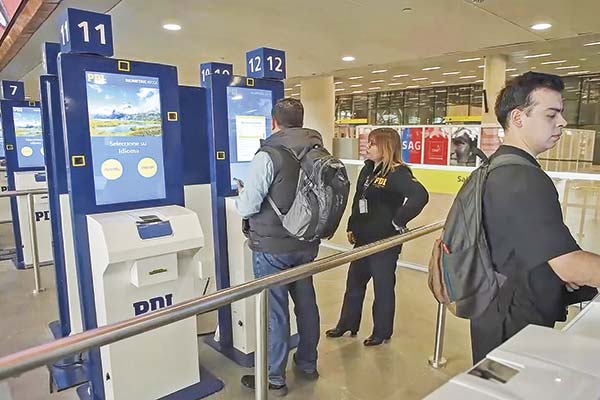 <p>PDI suspende temporalmente tótems de autoatención en Aeropuerto de Santiago por ajuste técnico</p>