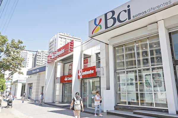 <p>Tras el cierre del primer semestre, Bci lidera las colocaciones comerciales y Santander las de consumo y vivienda</p>