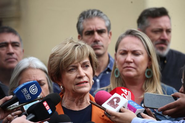 <p>Permisos: Matthei arremete contra diputados oficialistas que acudieron al TC y UDI apunta a Jara</p>