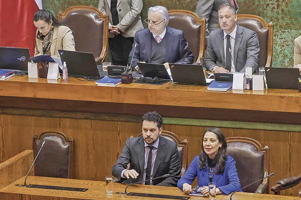<p>El martes se aprobó la ley de permisos, sesión en la que estuvo el ministro Grau y la titular de la Segpres, Macarena Lobos. Foto: Aton</p>