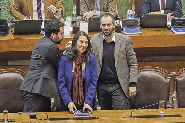 <p>El martes se aprobó la ley de permisos, sesión en la que estuvo el ministro Grau y la titular de la Segpres, Macarena Lobos. Foto: Aton</p>