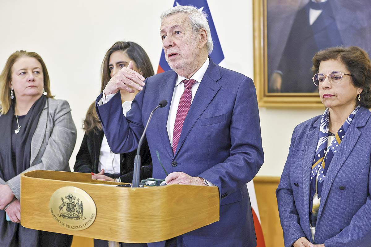 <p>El canciller Van Klaveren lideró una nueva reunión del equipo gubernamental que monitorea la situación arancelaria. Foto: Aton</p>